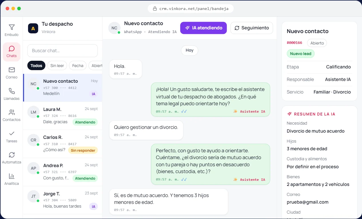 Bandeja del CRM Vinkora: el agente de IA atiende un chat de WhatsApp y completa el resumen del cliente
